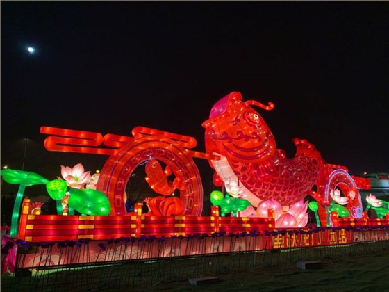 玉壺光轉，一夜魚龍舞