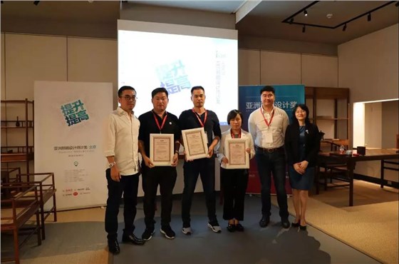 王春龍先生、曾偉云先生和朱月容女士分別為黃曉星、薛剛和郭月華頒獎